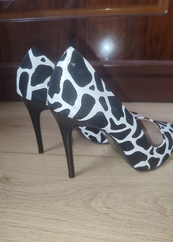 Zebra Desenli Beyaz Stiletto Topuklu Kadın Ayakkabı - Görsel 2