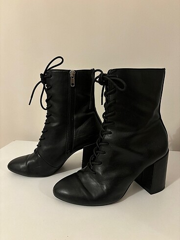 35 Beden siyah Renk Stradivarius 35 numara bot
