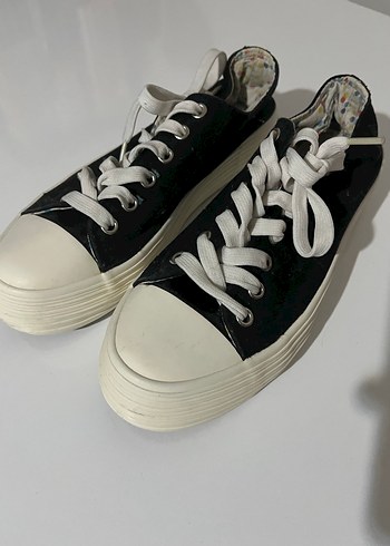 Converse Beyaz Siyah Platform Tabanlı Kadın Spor Ayakkabı