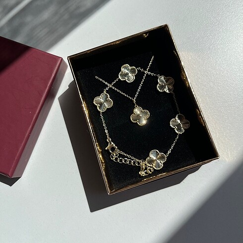 Gold Van Cleef Set