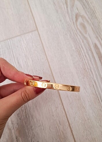 Altın renkte kelepçe bileklik,3 bileklik,6 yüzük,1 inci kolye