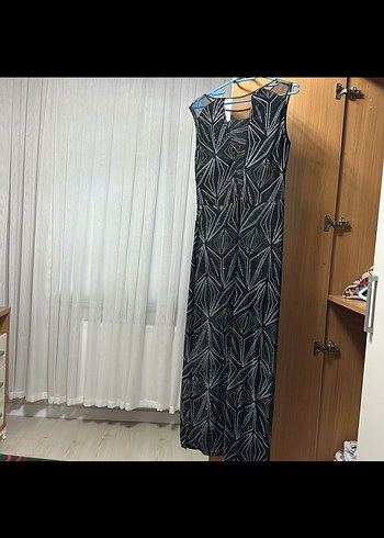 Siyah Payetli V Yaka Midi Elbise bir kez giyildi - Görsel 3