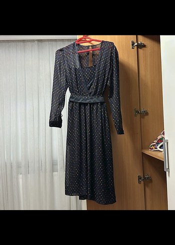 Uzun Kollu V Yaka Siyah Puantiyeli Elbise iki kez giyildi - Görsel 3