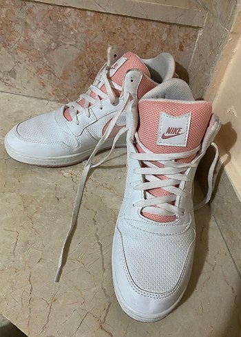 Nike Beyaz-Pembe Bağcıklı Kadın Spor Ayakkabı