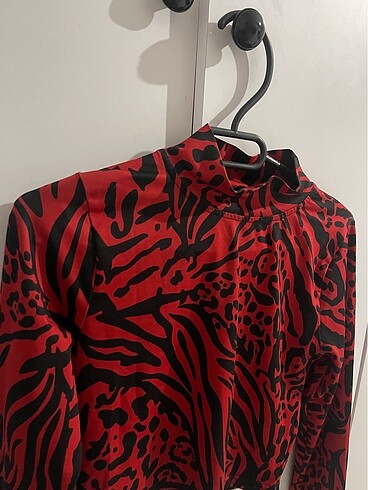 Kırmızı butik crop