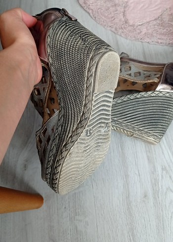 38 Beden Kemerli Yılan Desenli Dolgu Topuk Kadın Ayakkabı