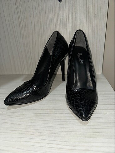 İnce topuklu siyah stiletto