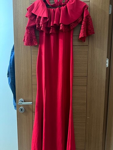 Kırmızı uzun kayık yaka elbise
