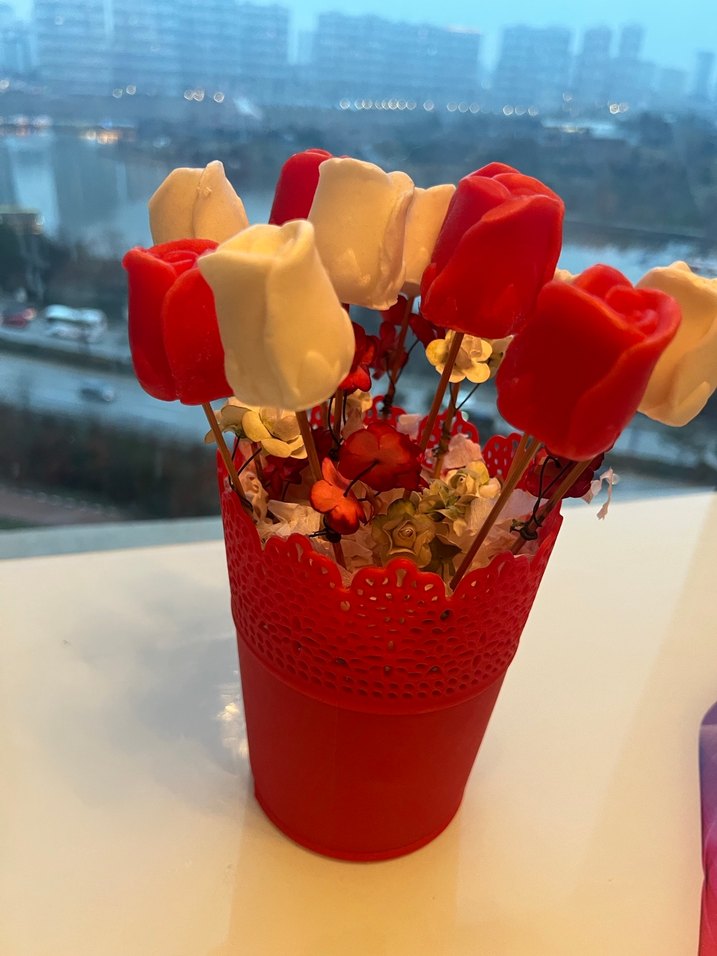 Kırmızı ve Beyaz Mum Gül Detaylı Renkli Vazo - Görsel 4