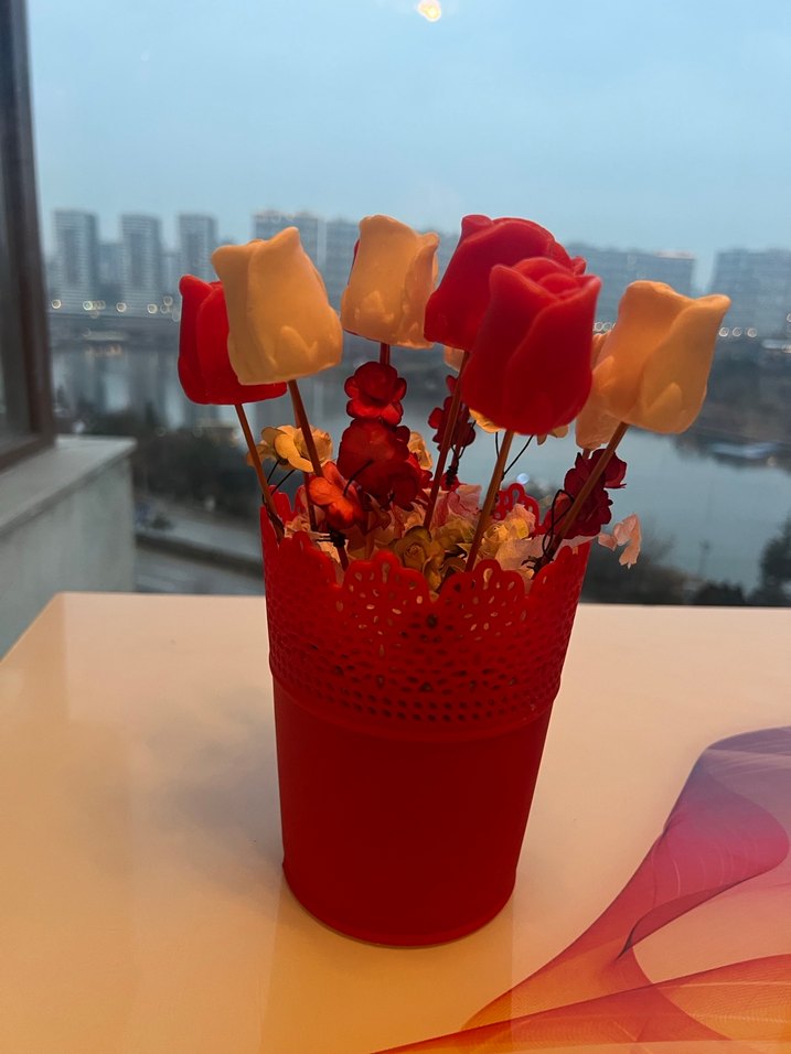 Kırmızı ve Beyaz Mum Gül Detaylı Renkli Vazo - Görsel 2