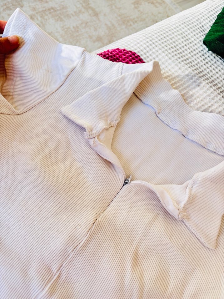 Beyaz önü zincirli crop tişört - Görsel 2