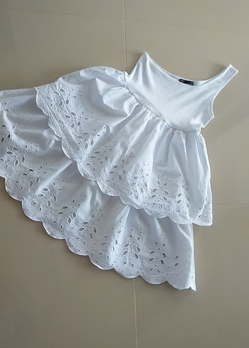 Kız Çocuk Beyaz Fırfırlı Nakışlı Elbise - Görsel 4