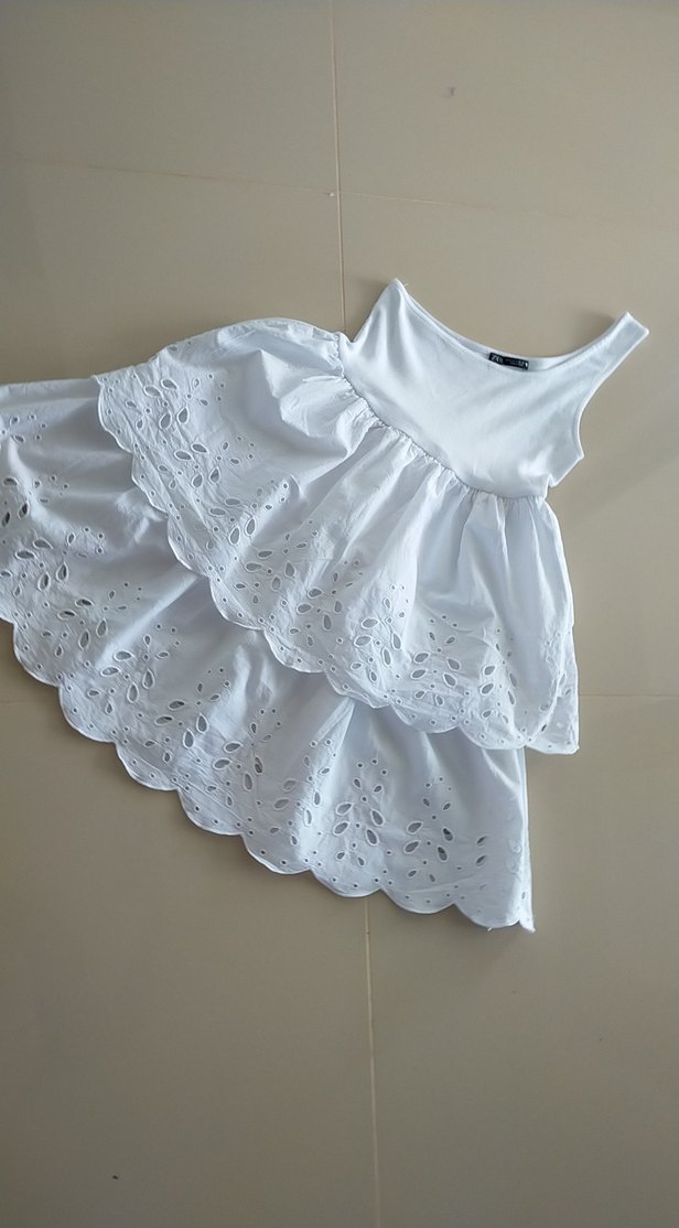 Kız Çocuk Beyaz Fırfırlı Nakışlı Elbise - Görsel 4