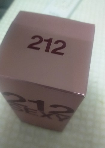 Carolina Herrera 212 Sexy Kadın Parfümü 100 ml - Görsel 3