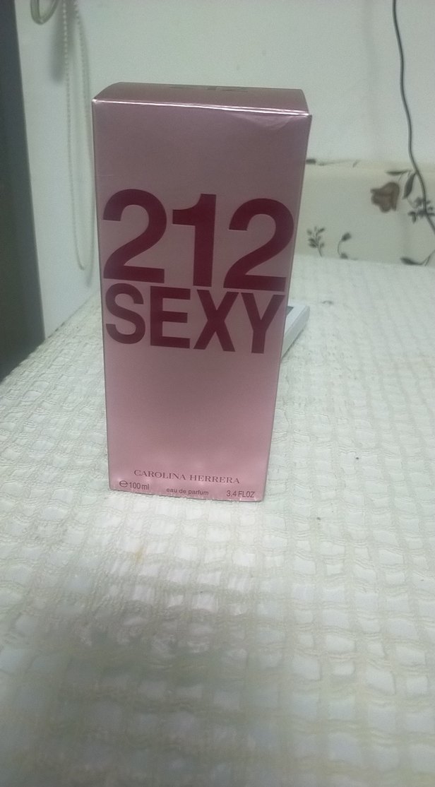 Carolina Herrera 212 Sexy Kadın Parfümü 100 ml - Görsel 2