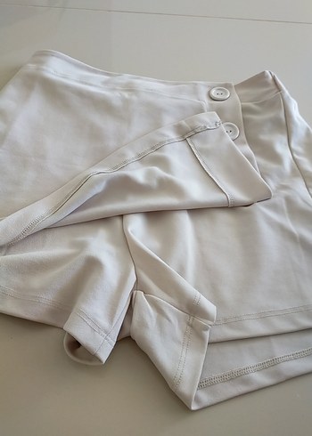 Düğmeli Beyaz Mini Şortu - Görsel 4