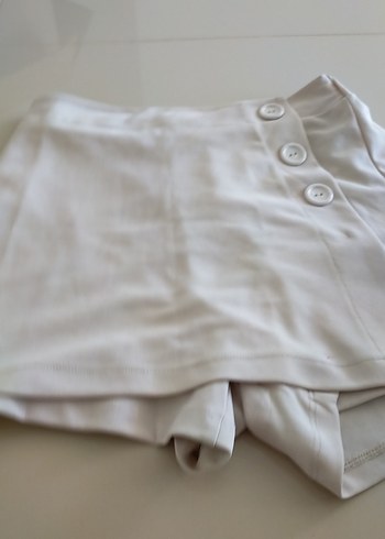 Düğmeli Beyaz Mini Şortu - Görsel 2