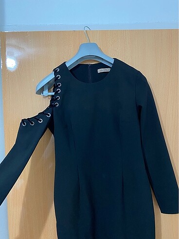 Mini boy, omuz detaylı siyah elbise