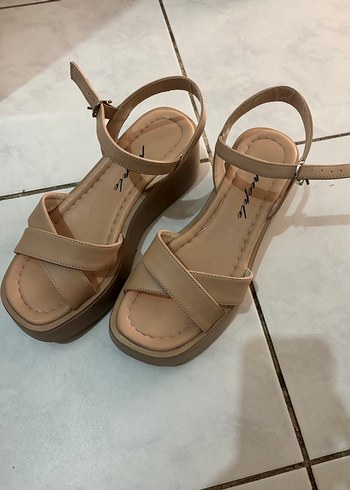 Bambi Bej Dolgu Topuklu Kadın Sandalet