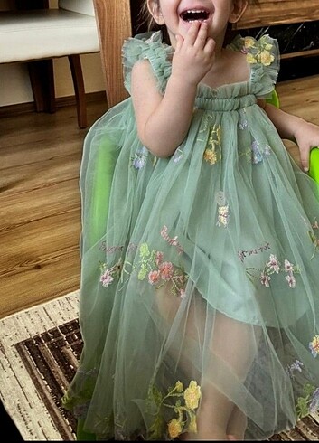 Yesil elbise ve toka