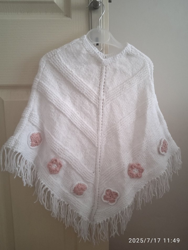 Nakışlı Beyaz Kız Çocuk Örgü Pelerin - Görsel 2