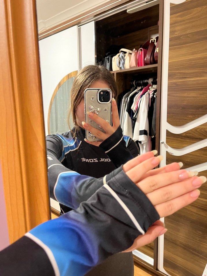 Siyah Baskılı Uzun Kollu Yüksek Yakalı Spor Üst - Görsel 3