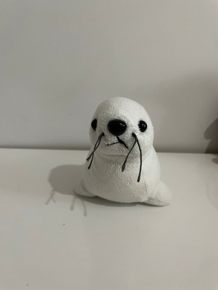 Beyaz ve Gri Peluş Fok Oyuncak - Görsel 3