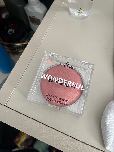 Essence Wonderful Allık