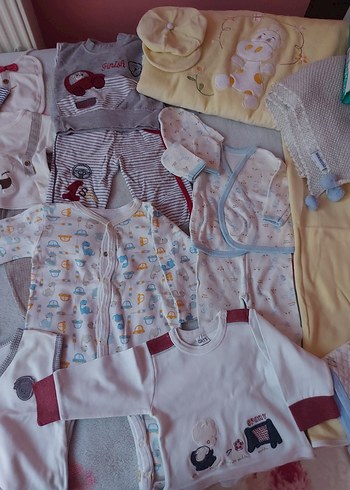 Bebek için beyaz ve açık renkli uyku kıyafetleri seti - Görsel 4