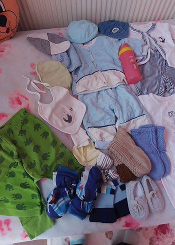 Bebek için beyaz ve açık renkli uyku kıyafetleri seti - Görsel 2