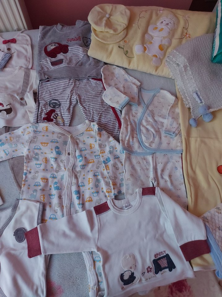 Bebek için beyaz ve açık renkli uyku kıyafetleri seti - Görsel 4