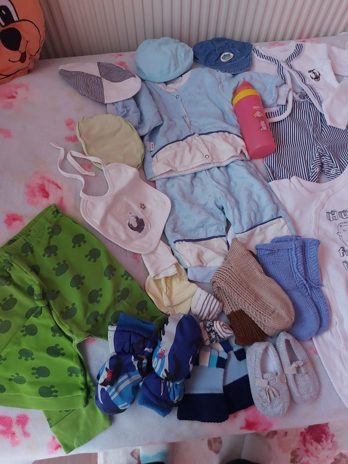 Bebek için beyaz ve açık renkli uyku kıyafetleri seti - Görsel 2