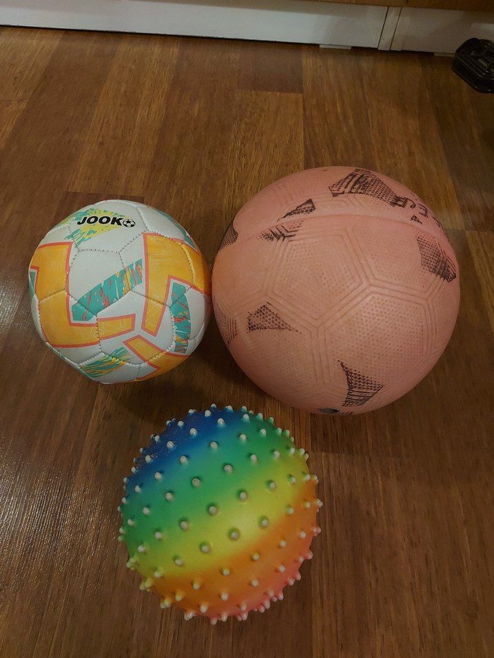 Renkli Çeşitli Oyuncak Toplar - Görsel 2