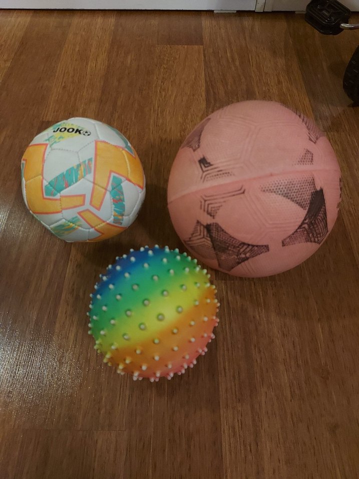 Renkli Çeşitli Oyuncak Toplar - Görsel 3