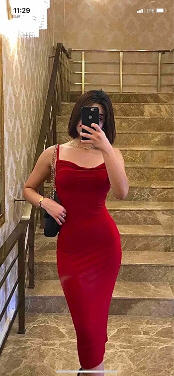Kırmızı gece elbisesi