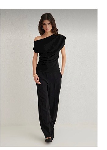 Saten Siyah Drapeli Straplez Bluz - Görsel 3