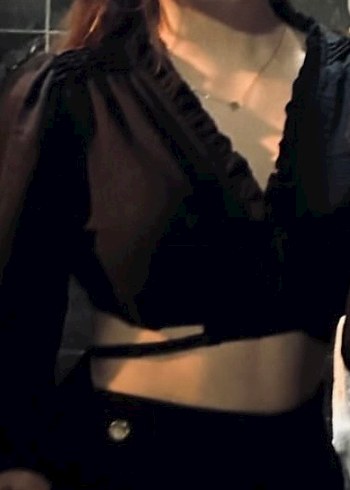 Uzun Kollu, V Yaka, Fırfırlı Siyah Bluz - Görsel 3