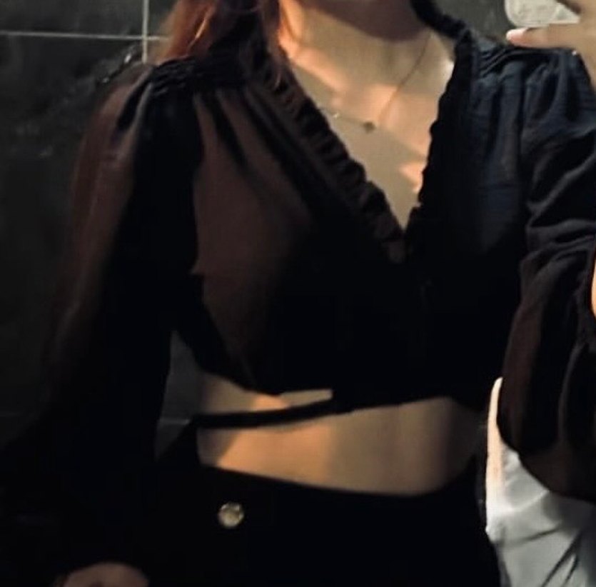 Uzun Kollu, V Yaka, Fırfırlı Siyah Bluz - Görsel 3