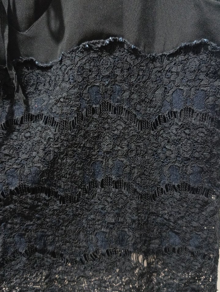 Siyah Dantelli V Yaka Kolsuz Mini Top - Görsel 3