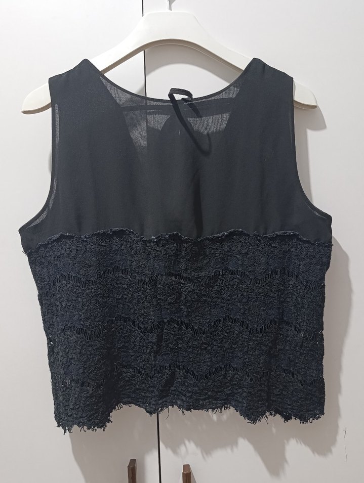 Siyah Dantelli V Yaka Kolsuz Mini Top - Görsel 4