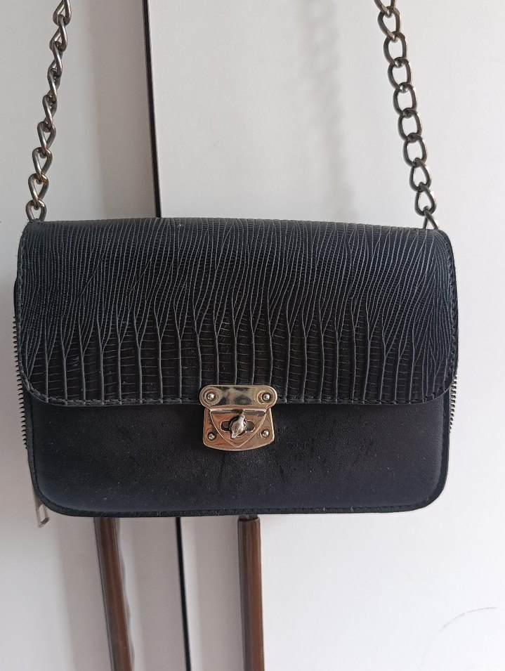 Zincir Detaylı Siyah Yılan Desenli Deri Çanta - Görsel 2