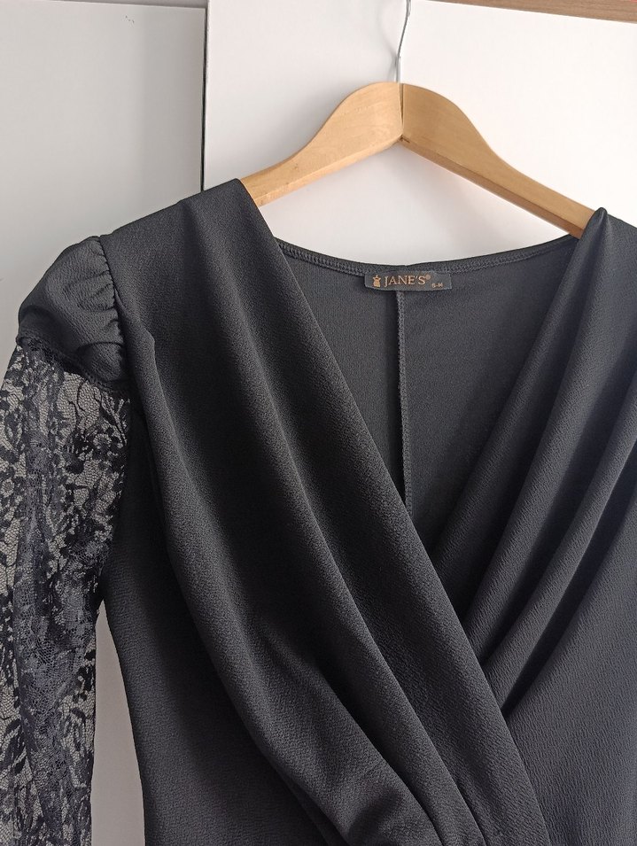 Dantel Kollu Siyah Uzun V Yaka Elbise - Görsel 4