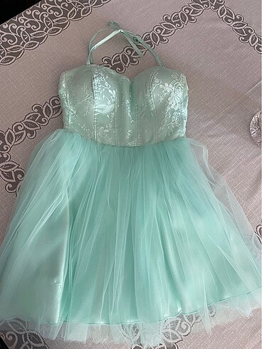 Mini straplez abiye elbise