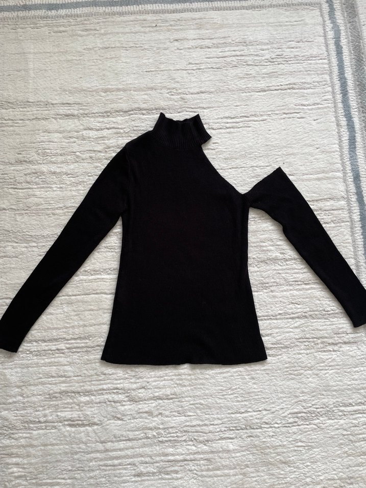 Siyah Yüksek Yakalı Omzu Açık Uzun Kollu Kadın Kazak - Görsel 2