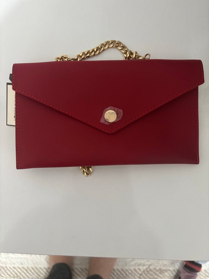 Zincir Detaylı Parlak Kırmızı Deri Kadın Çanta - Görsel 3