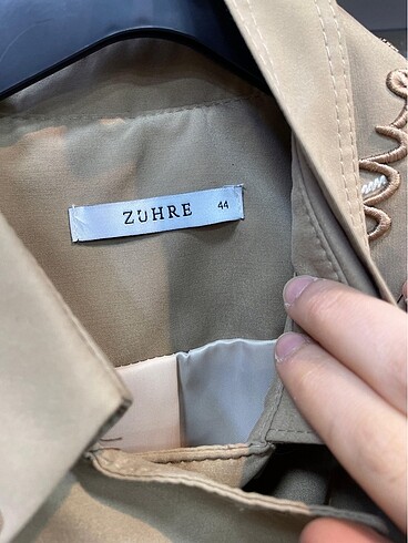 44 Beden Zühre işlemeli trençkot