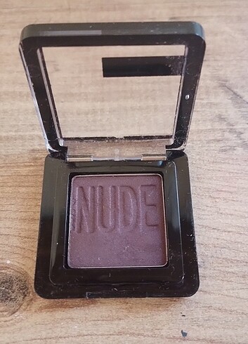 Pastel nude far