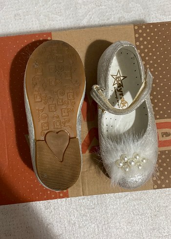 Kız Çocuk Beyaz Kürklü Nakışlı Babet - Görsel 3