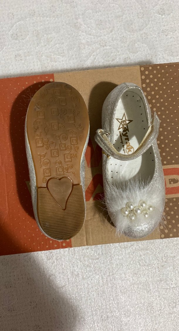 Kız Çocuk Beyaz Kürklü Nakışlı Babet - Görsel 3