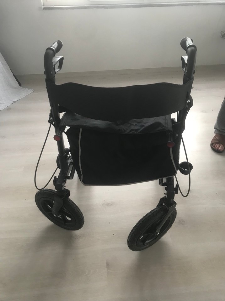 Siyah Katlanabilir Yürüme arabası Almanyadan aldım - Görsel 2